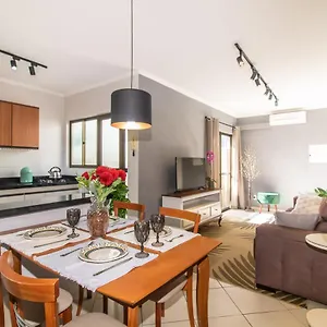 Apartamento Moderno Com Pequeno Terraço à 4km Do Consulado, Porto Alegre